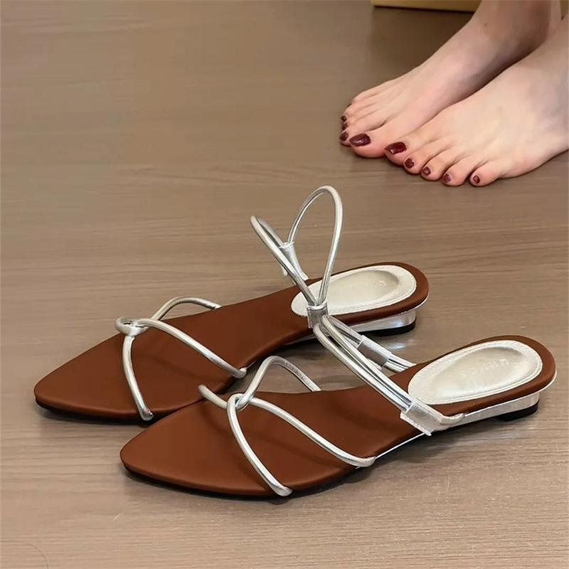 French temperament open-toed pointed two wear cool slippers women wear 2025 new with skirt cross-strapped sandals 35 серебряный
French temperament open-toed pointed two wear cool slippers women wear 2025 new with skirt cross-strapped sandals 35 серебряный