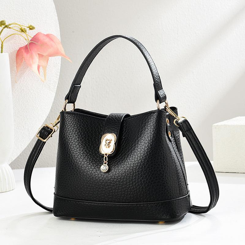 Atmospheric bucket bag 2025 new high-end fashion handbag casual versatile messenger bag 22*10*17
Atmospheric bucket bag 2025 new high-end fashion handbag casual versatile messenger bag 22*10*17
