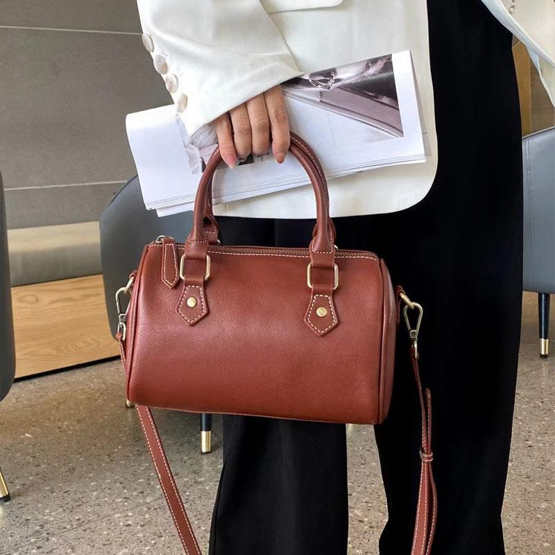 New Genuine Leather Black Pillow Bag Fashionable Commuting Versatile Handbag Women s Casual Korean Version One Shoulder Crossbody Bag
New Genuine Leather Black Pillow Bag Fashionable Commuting Versatile Handbag Women s Casual Korean Version One Shoulder Crossbody Bag