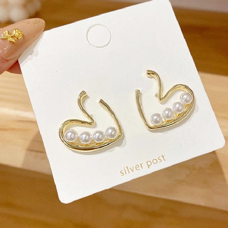 Fashion Vintage Heart-Shaped Stud Earrings Golden Imitation Pearl Metal Earrings For Women Trendy Romantic Zircon Gifts
Fashion Vintage Heart-Shaped Stud Earrings Golden Imitation Pearl Metal Earrings For Women Trendy Romantic Zircon Gifts
