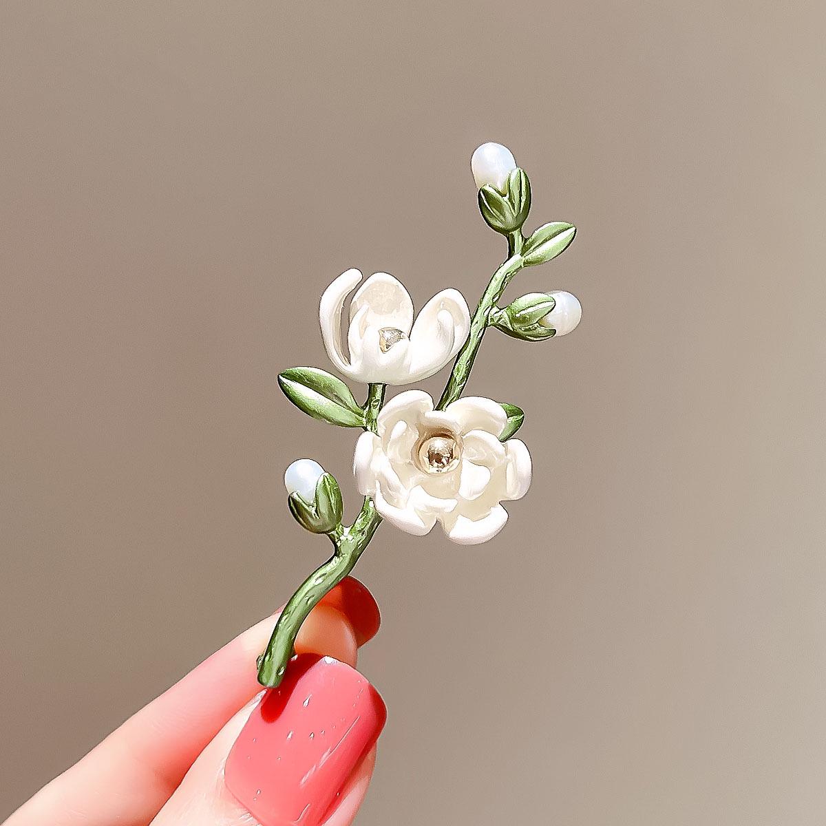White Magnolia Brooch: Elegant Women’s Corsage Pin with Advanced Design and Anti-exposure Feature
White Magnolia Brooch: Elegant Women’s Corsage Pin with Advanced Design and Anti-exposure Feature
