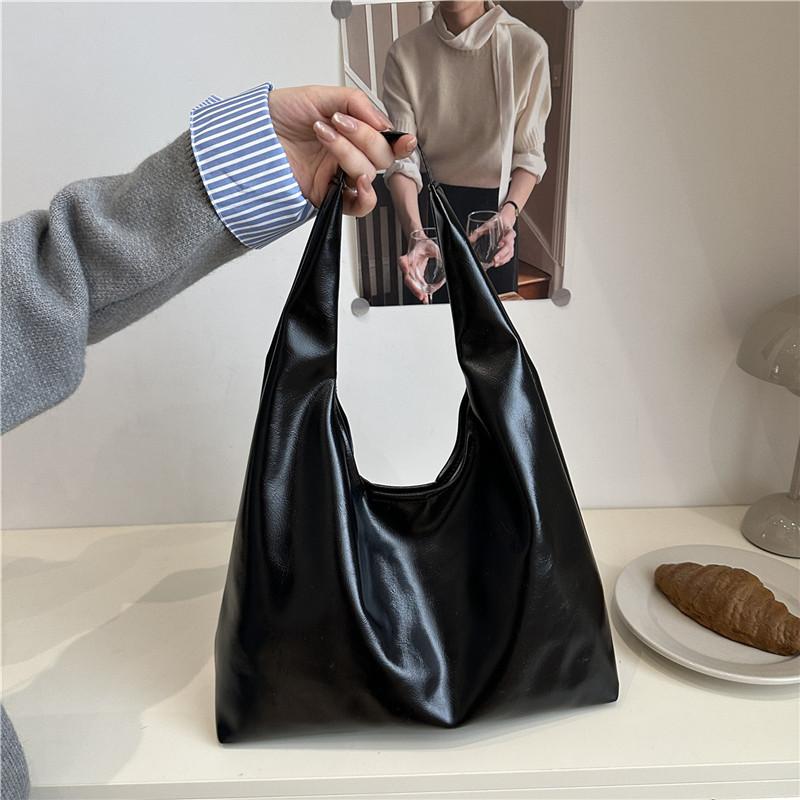 Commuter fashion solid color new versatile tote bag women s large-capacity personalized casual high-end textured shoulder bag
Commuter fashion solid color new versatile tote bag women s large-capacity personalized casual high-end textured shoulder bag
