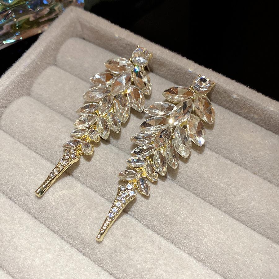 Silver needle inlaid diamond round rice grain fringed earrings light luxury high-end earrings fashion exquisite temperament earrings
Silver needle inlaid diamond round rice grain fringed earrings light luxury high-end earrings fashion exquisite temperament earrings