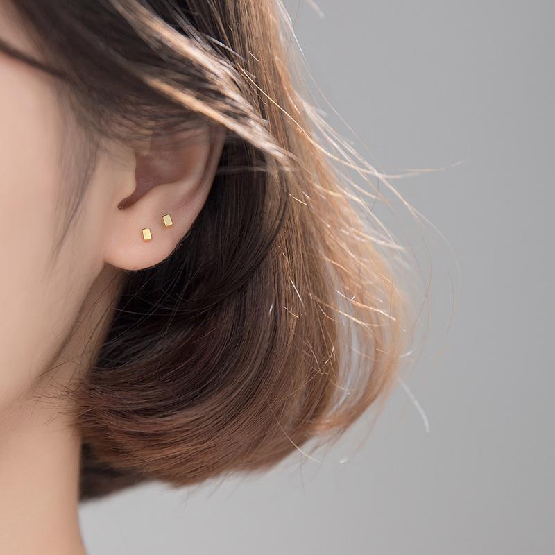 Fashionable and Simple Glossy Rectangular Stud Earrings, with A Petite and Elegant Design. золотой
Fashionable and Simple Glossy Rectangular Stud Earrings, with A Petite and Elegant Design. золотой