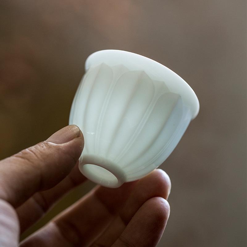 2 шт./набор Китайская тонкая фарфоровая чашка для чая с креативным рельефным изображением лотоса, маленькая чашка, защита от ожогов, чашка для сбора аромата, чайный сервиз 35 мл