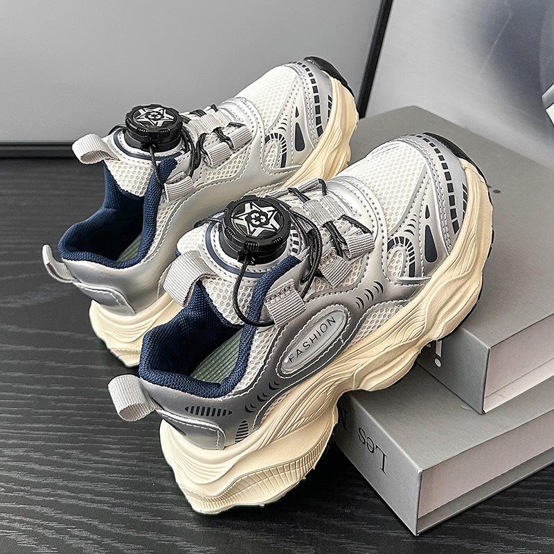 Autumn 2025 Unisex Kids Versatile Rotating Buckle Sneakers Size 26, Inner Length 16.2 CM серебряный
Autumn 2025 Unisex Kids Versatile Rotating Buckle Sneakers Size 26, Inner Length 16.2 CM серебряный
