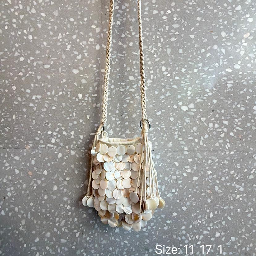 Designer Women s Bag Pearlescent Inlay Bucket Crossbody Bag Shell Beaded Handbag shoulder bag Tote Exquisite Purse phone pouch
Designer Women s Bag Pearlescent Inlay Bucket Crossbody Bag Shell Beaded Handbag shoulder bag Tote Exquisite Purse phone pouch