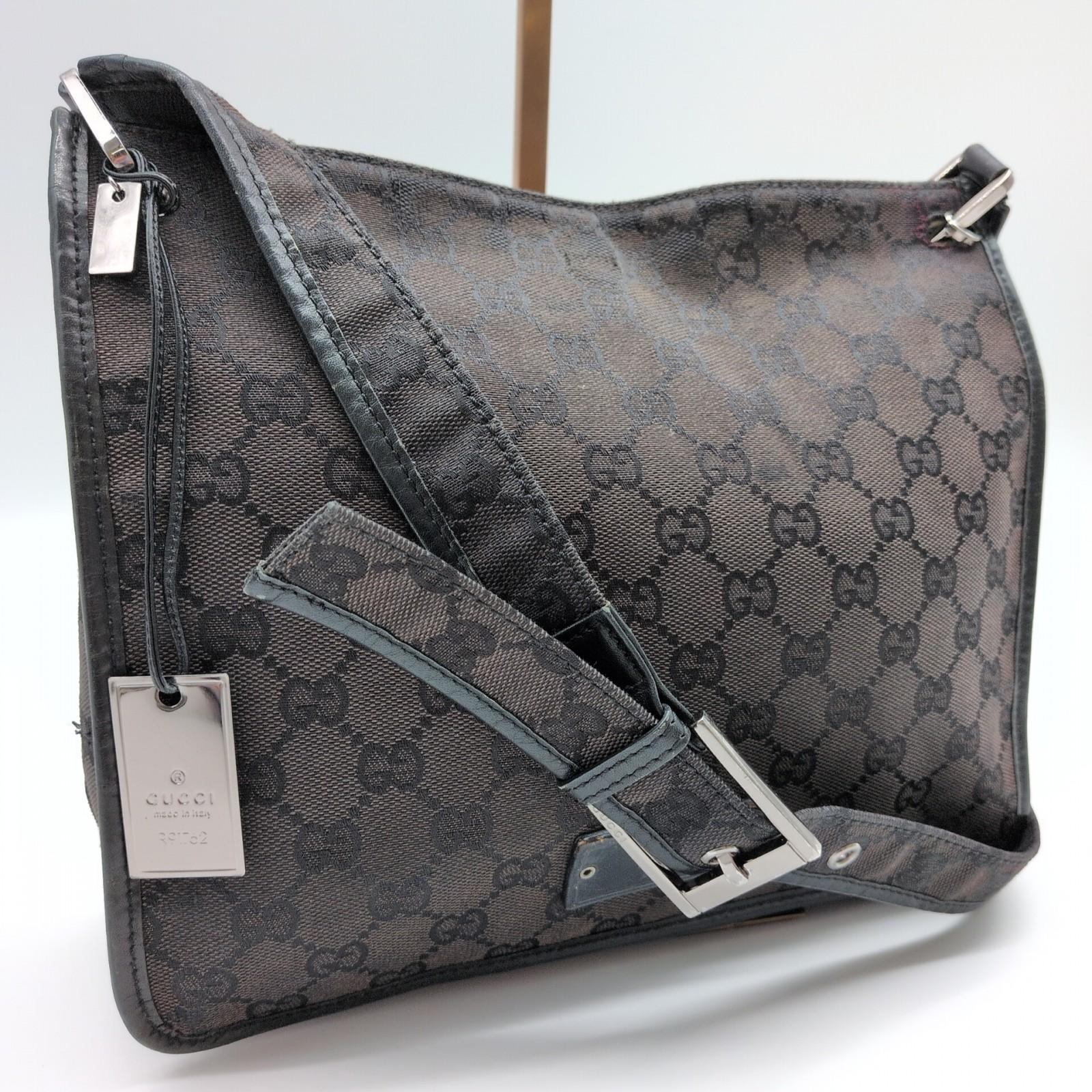 GUCCI GG Canvas Shoulder Messenger Bag Crossbody 91762 Brown Black Silver Hardware
GUCCI GG Canvas Shoulder Messenger Bag Crossbody 91762 Brown Black Silver Hardware