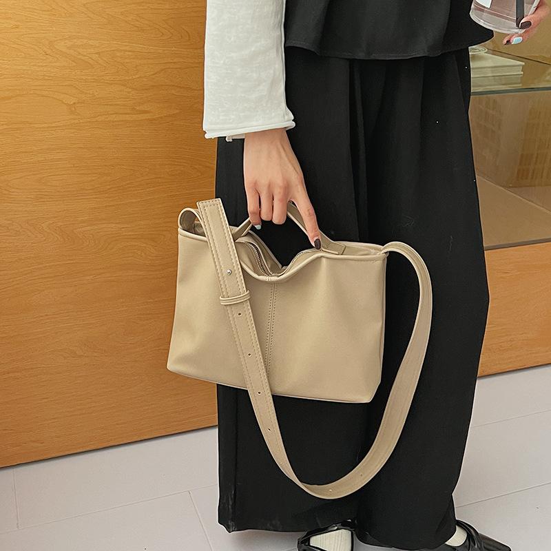 New Fashi Shoulder Bag Women Stylish Lazy Handle Bag Casual Commuter Comfortable and Versatile Texture Crossbody Bucket Bag
New Fashi Shoulder Bag Women Stylish Lazy Handle Bag Casual Commuter Comfortable and Versatile Texture Crossbody Bucket Bag