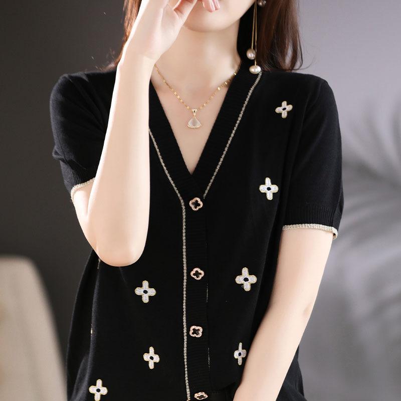 Four-leaf Clover T-shirt for Women In Summer New Loose V-neck Ice Silk Short-sleeved Cardigan Versatile Slim Sweater Half-sleeved Top S белый
Four-leaf Clover T-shirt for Women In Summer New Loose V-neck Ice Silk Short-sleeved Cardigan Versatile Slim Sweater Half-sleeved Top S белый