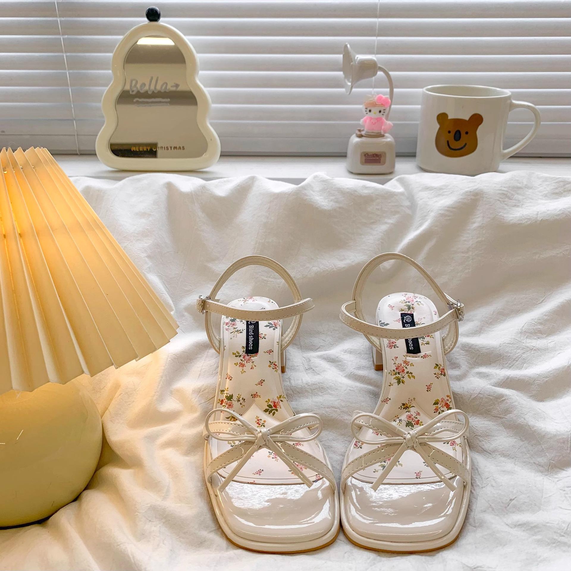 Beautiful with skirt, high-heeled sandals, women s summer wear fashion and high-end sense 2025 new French thick-heeled sandals 35
Beautiful with skirt, high-heeled sandals, women s summer wear fashion and high-end sense 2025 new French thick-heeled sandals 35