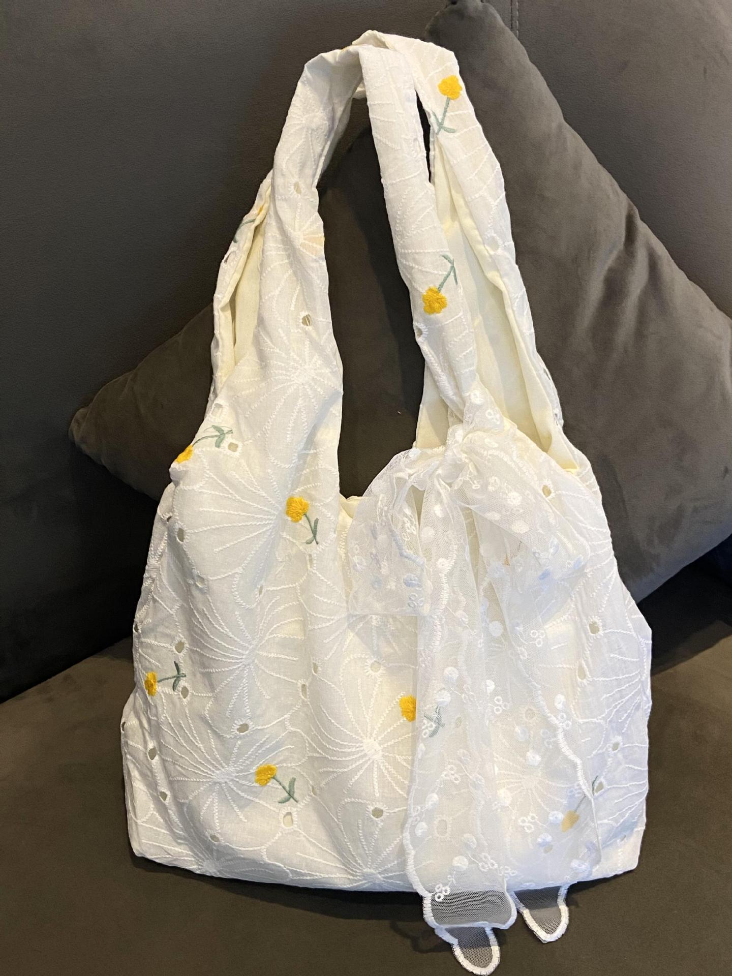 Новая вышитая жаккардовая сумка через плечо, дизайн большой вместимости, универсальная тканевая сумка, женская холщовая сумка, сумка для покупок, сумка-жилет белый
Новая вышитая жаккардовая сумка через плечо, дизайн большой вместимости, универсальная тканевая сумка, женская холщовая сумка, сумка для покупок, сумка-жилет белый