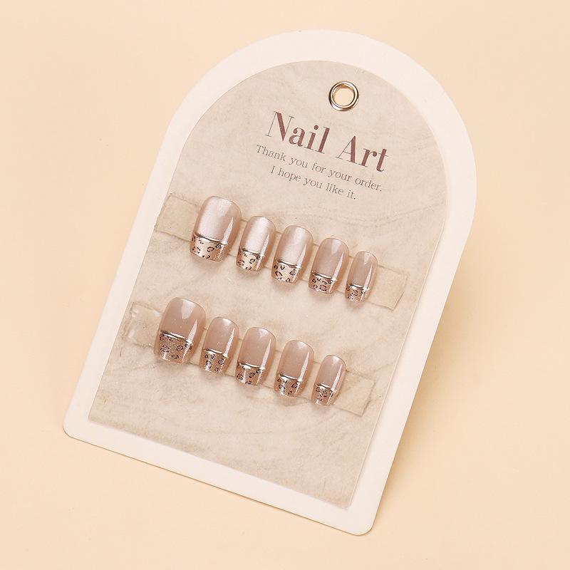 Градиєнтні золотисті фольговані знімні наклейки для нігтів - Осінньо-зимова колекція
Градиєнтні золотисті фольговані знімні наклейки для нігтів - Осінньо-зимова колекція