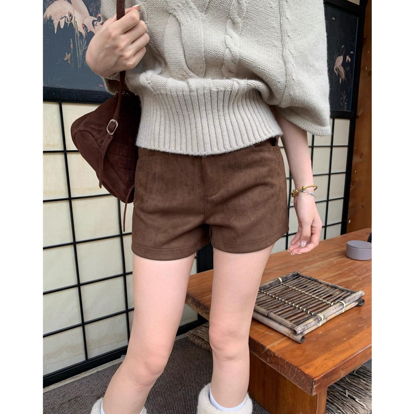 Plus-Size Korean Suede Plush A-Line Shorts - Retro Brown, High Waist, Casual, Slimming, Versatile for Spring & Autumn Women 4XL кофейный
Plus-Size Korean Suede Plush A-Line Shorts - Retro Brown, High Waist, Casual, Slimming, Versatile for Spring & Autumn Women 4XL кофейный