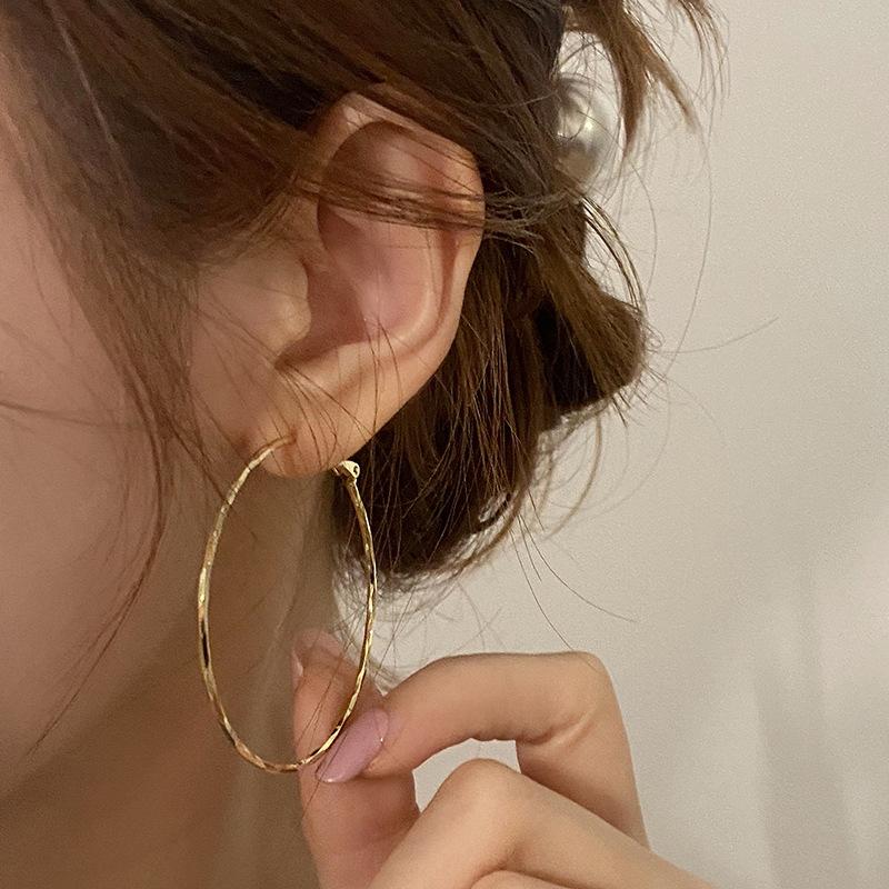 Round geometric plain ring earrings, simple and high-end earrings, fashionable and cold style earrings.
Round geometric plain ring earrings, simple and high-end earrings, fashionable and cold style earrings.
