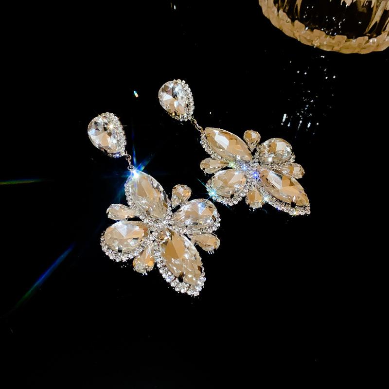 Silver needle with diamonds, water drop flower earrings, European and American exaggerated design earrings, fashionable light luxury high-end earrings
Silver needle with diamonds, water drop flower earrings, European and American exaggerated design earrings, fashionable light luxury high-end earrings