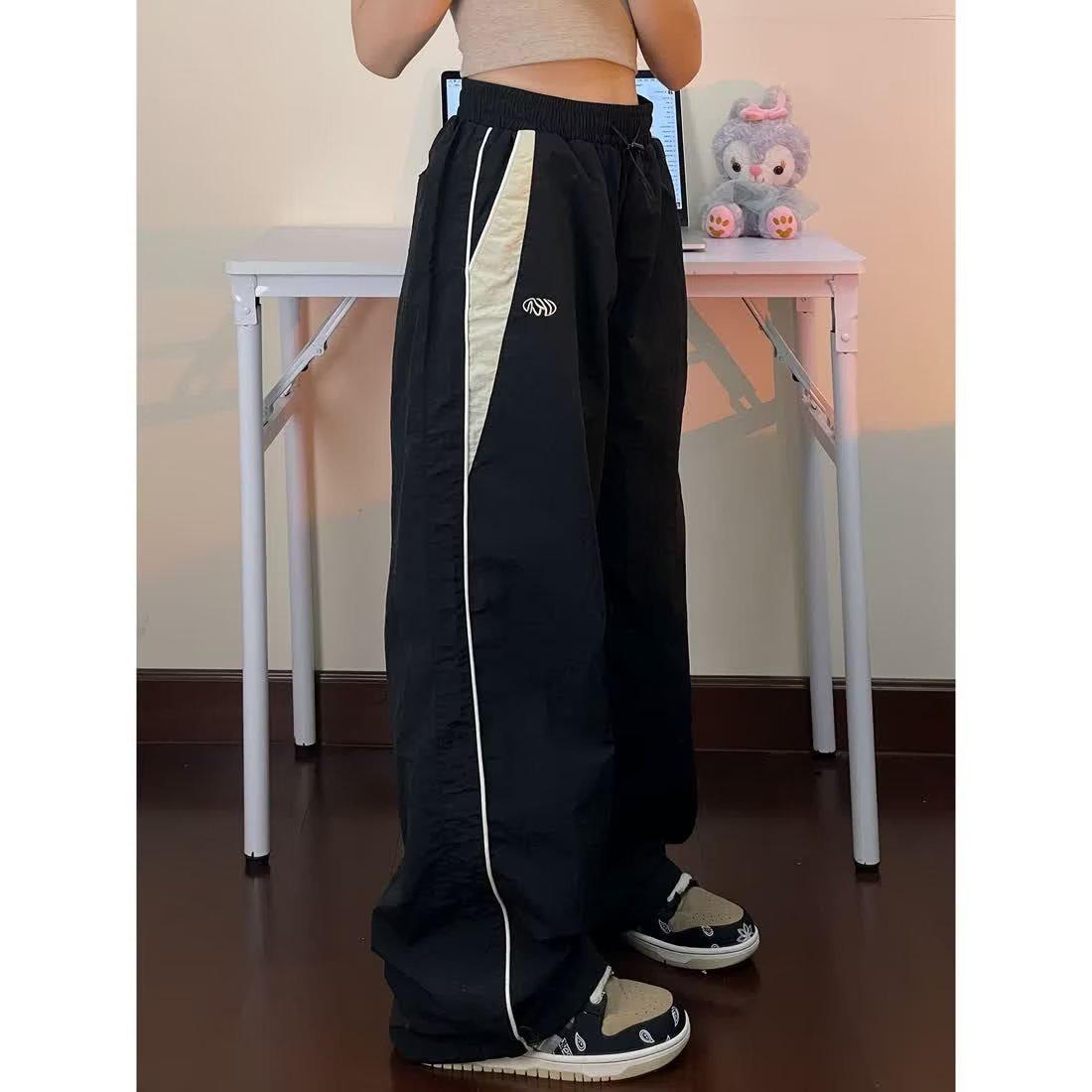Harajuku Retro Streetwear High-Waist Joggers - Elastic, Loose Fit, Wide-Leg Sweatpants S
Harajuku Retro Streetwear High-Waist Joggers - Elastic, Loose Fit, Wide-Leg Sweatpants S