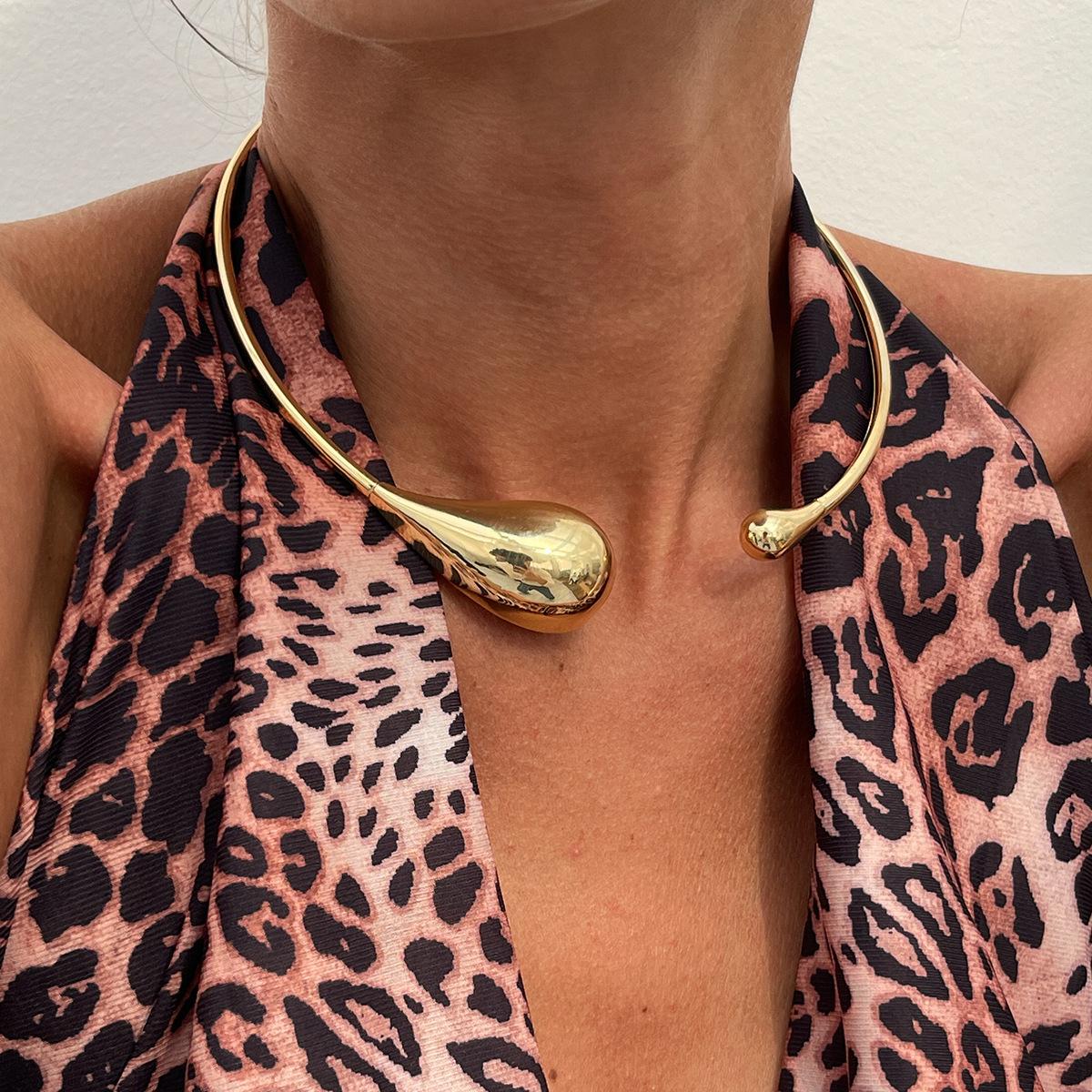 ins simple water drop-shaped metal glossy collar, business round opening Choker collar for women
ins simple water drop-shaped metal glossy collar, business round opening Choker collar for women