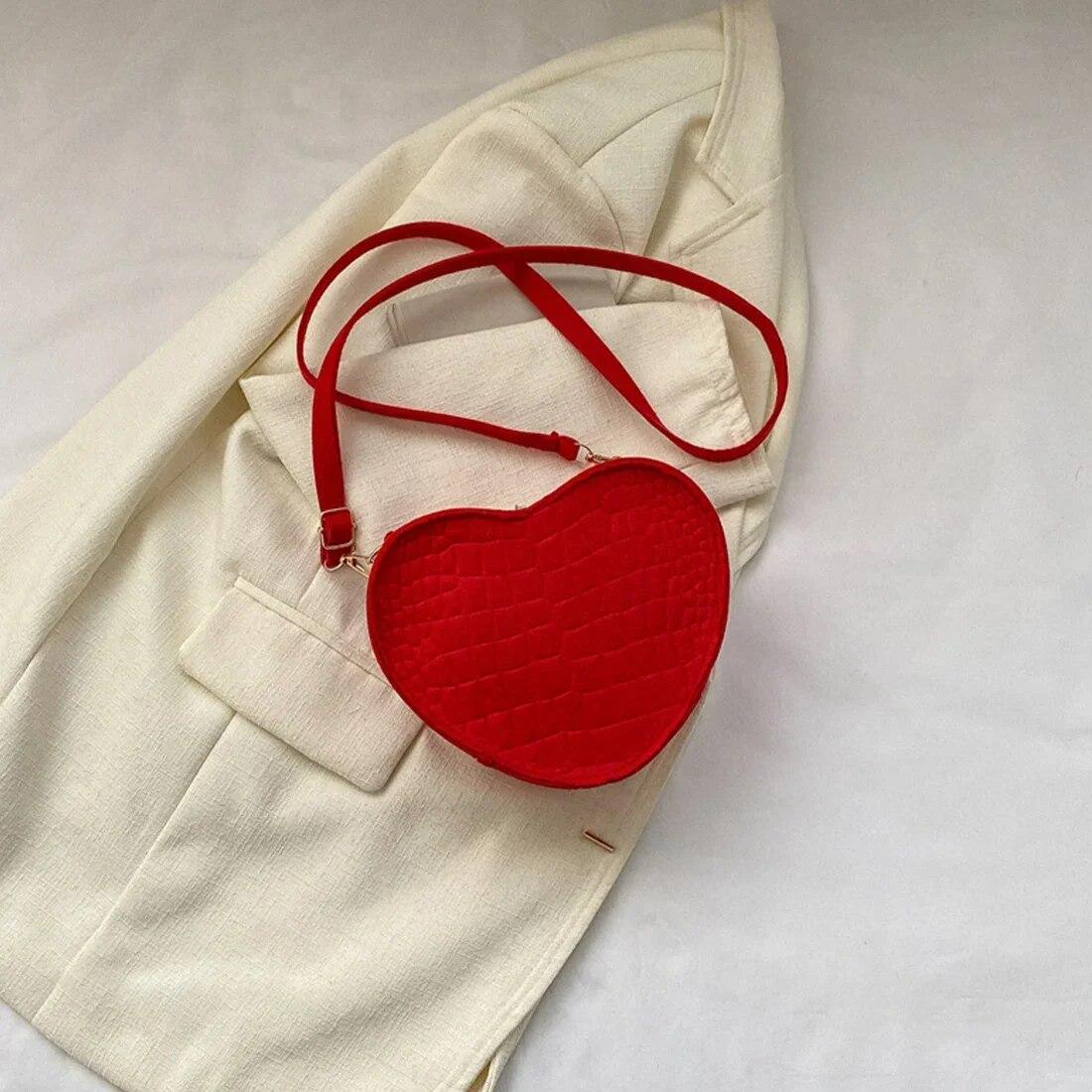 Модные винтажные женские сумки с сердечками, роскошный дизайн, сумки с сердечками для женщин, женская сумка через плечо, тренд 2023 года красный
Модные винтажные женские сумки с сердечками, роскошный дизайн, сумки с сердечками для женщин, женская сумка через плечо, тренд 2023 года красный