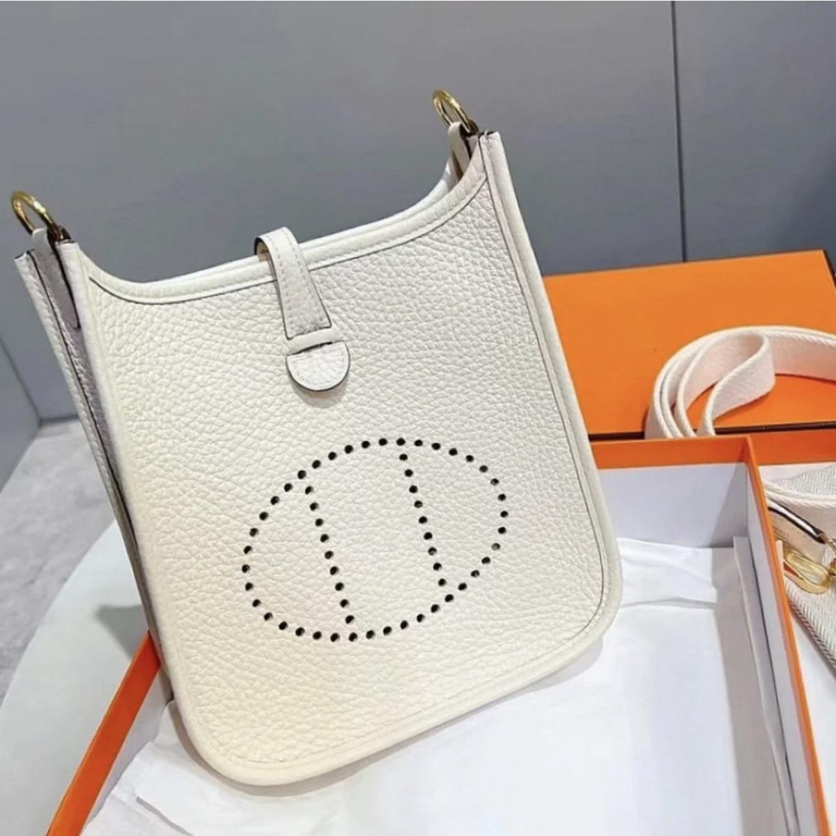 Printed Evelyen same women s bag Evelyn mini mobile phone bag first layer cowhide TC lychee pattern small square bag 17CM
Printed Evelyen same women s bag Evelyn mini mobile phone bag first layer cowhide TC lychee pattern small square bag 17CM