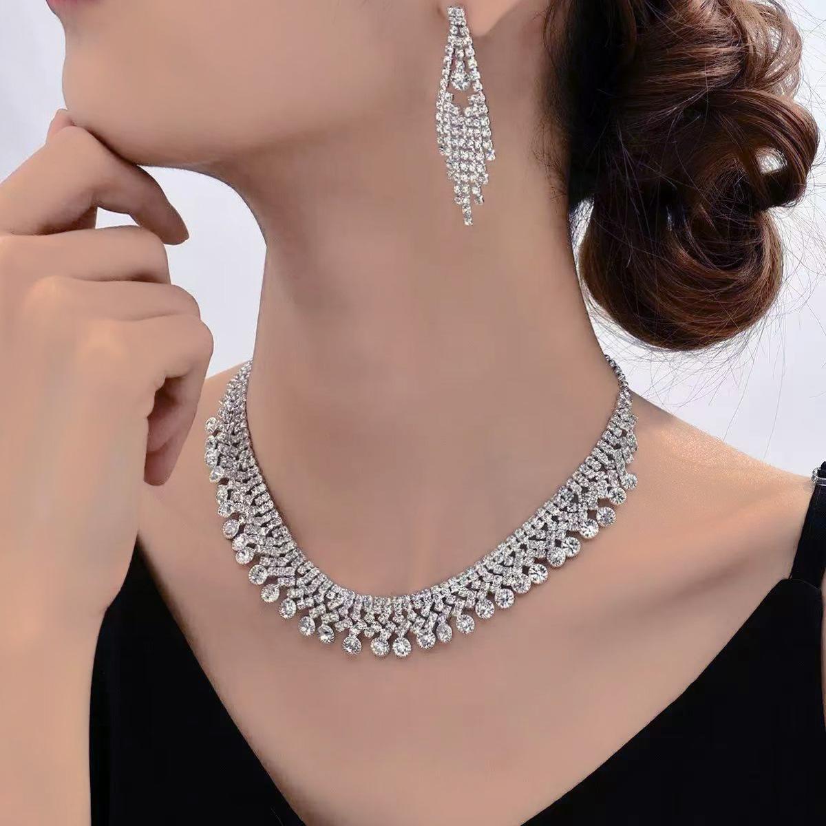 Claw Chain Rhinestone Necklace Earrings Set , Geometric Crystal Jewelry for Women Party Wedding Gift срібний
Claw Chain Rhinestone Necklace Earrings Set , Geometric Crystal Jewelry for Women Party Wedding Gift срібний