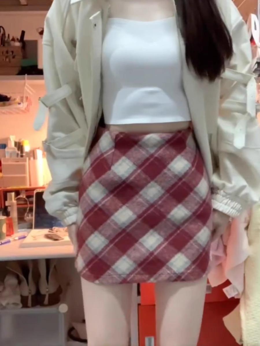 Red Plaid High Waist Woolen A-Line Midi Skirt for Women - Slimming, Hip-Covering, Perfect for Autumn, Winter, and Spring L
Red Plaid High Waist Woolen A-Line Midi Skirt for Women - Slimming, Hip-Covering, Perfect for Autumn, Winter, and Spring L