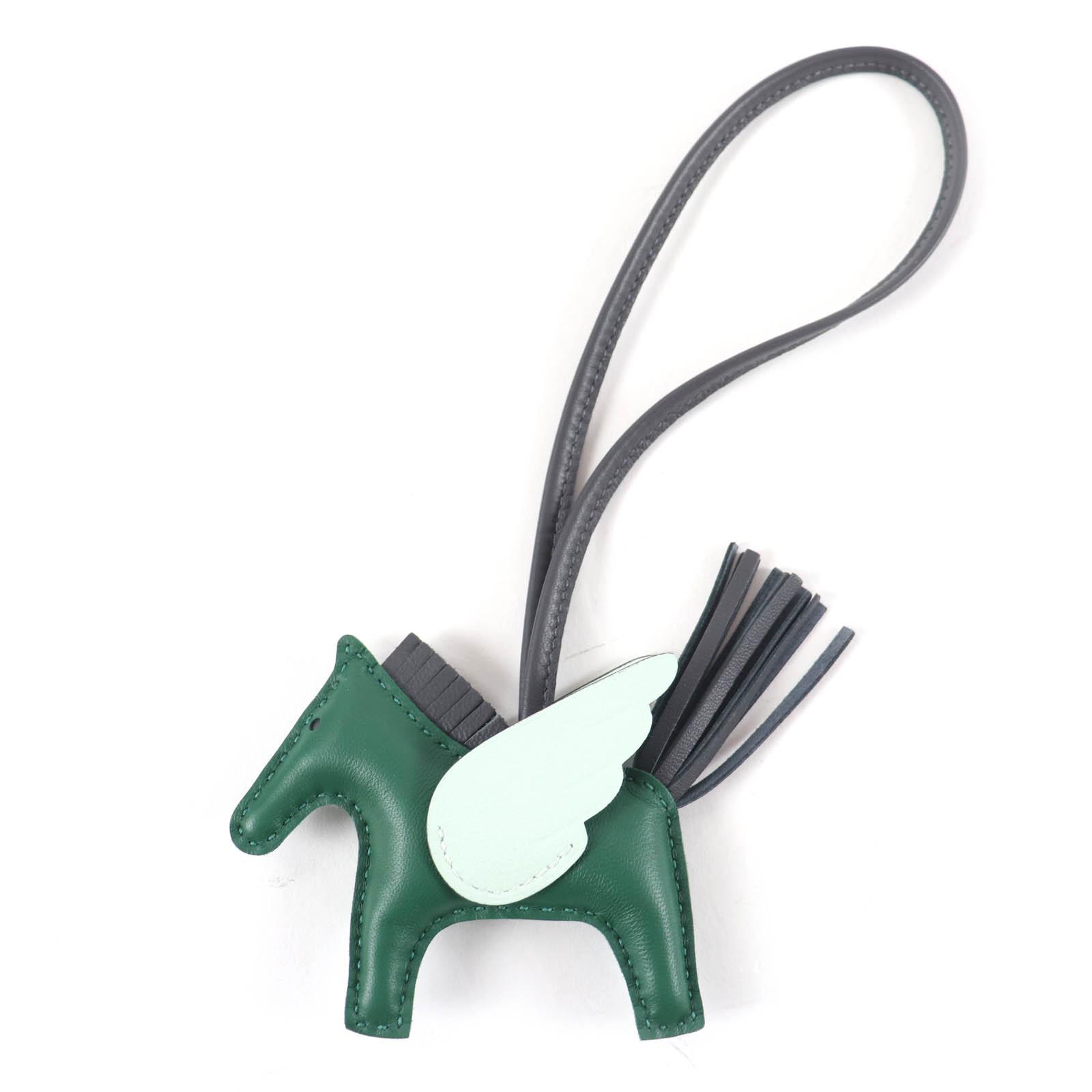 Бездоганний брелок HERMES Rodeo Charm Pegasus PM Шкіра Vaux Swift Жіночий Вживаний
Бездоганний брелок HERMES Rodeo Charm Pegasus PM Шкіра Vaux Swift Жіночий Вживаний