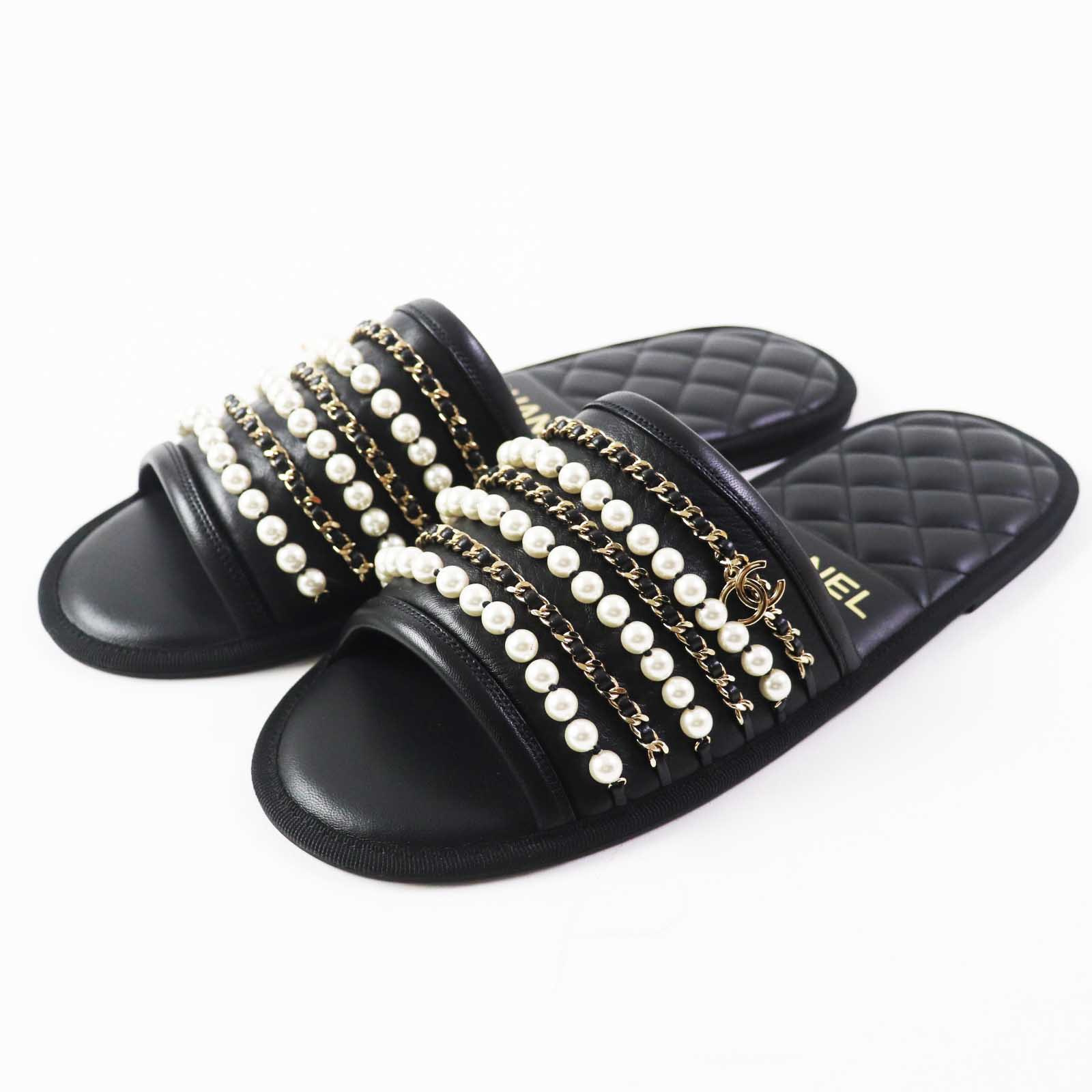 Pristine CHANEL Sandals COCO Mark F Pearl Chain Flat black leather Women L G36005 Used
Pristine CHANEL Sandals COCO Mark F Pearl Chain Flat black leather Women L G36005 Used