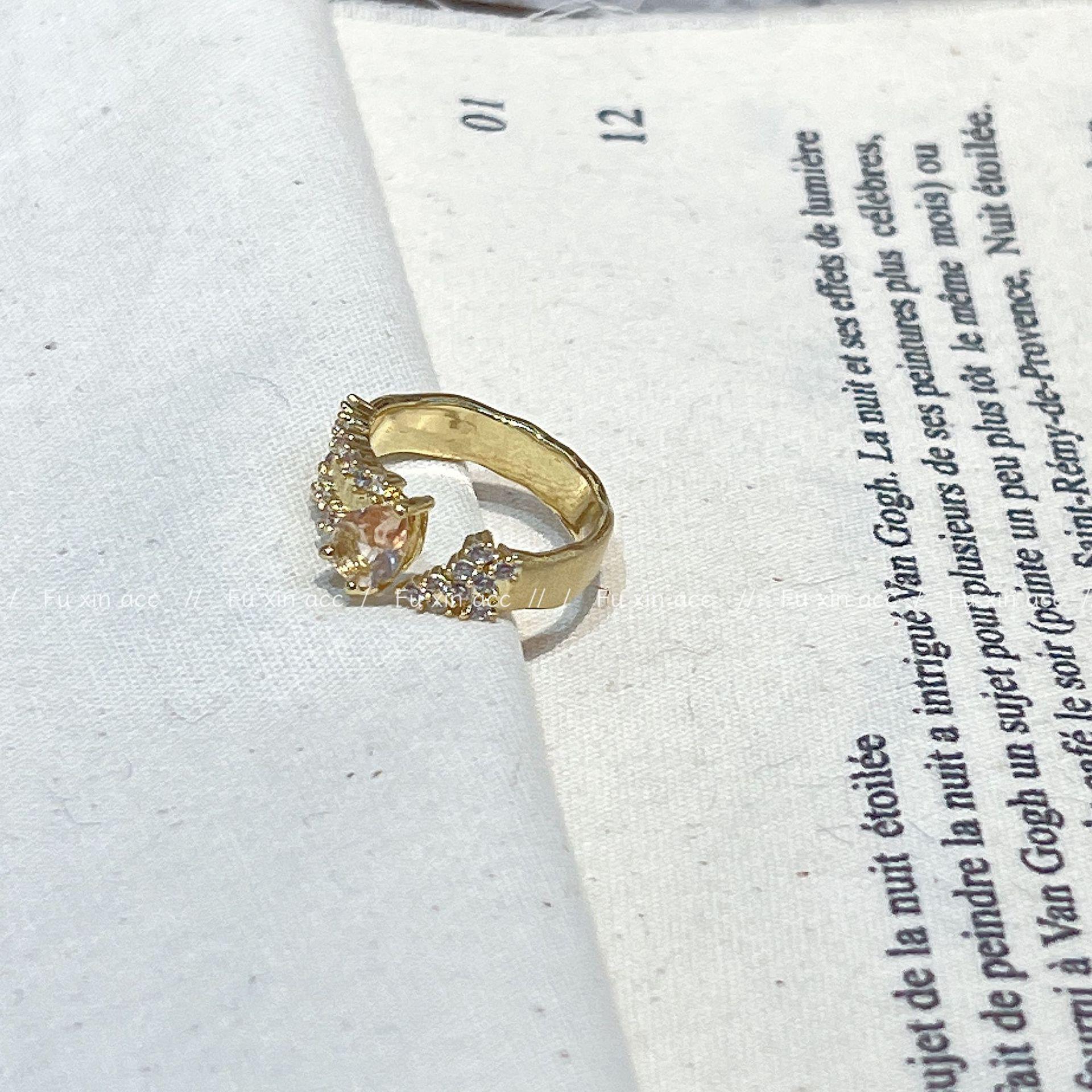 Элегантное женское кольцо-слеза с синим цирконием - роскошное золотое украшение на указательный палец
Элегантное женское кольцо-слеза с синим цирконием - роскошное золотое украшение на указательный палец