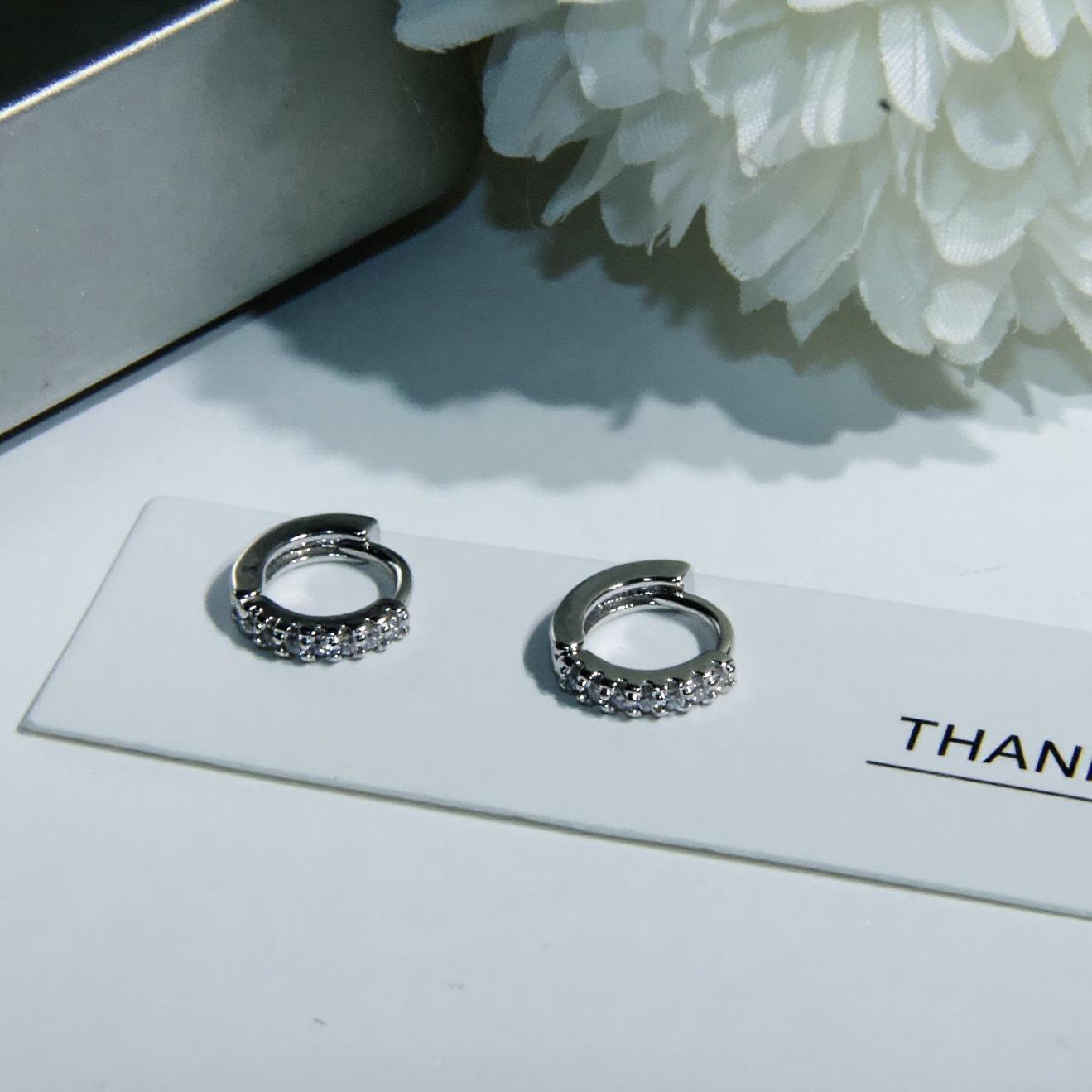 Fashionable Diamond-Encrusted Zirconia Earrings: Unique High-End Half-Pavé Design for Women Copper
Fashionable Diamond-Encrusted Zirconia Earrings: Unique High-End Half-Pavé Design for Women Copper