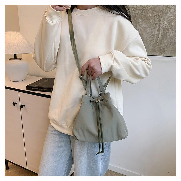 Casual solid color niche design drawstring nylon cloth travel shoulder backpack casual light messenger bucket bag сірий колір
Casual solid color niche design drawstring nylon cloth travel shoulder backpack casual light messenger bucket bag сірий колір