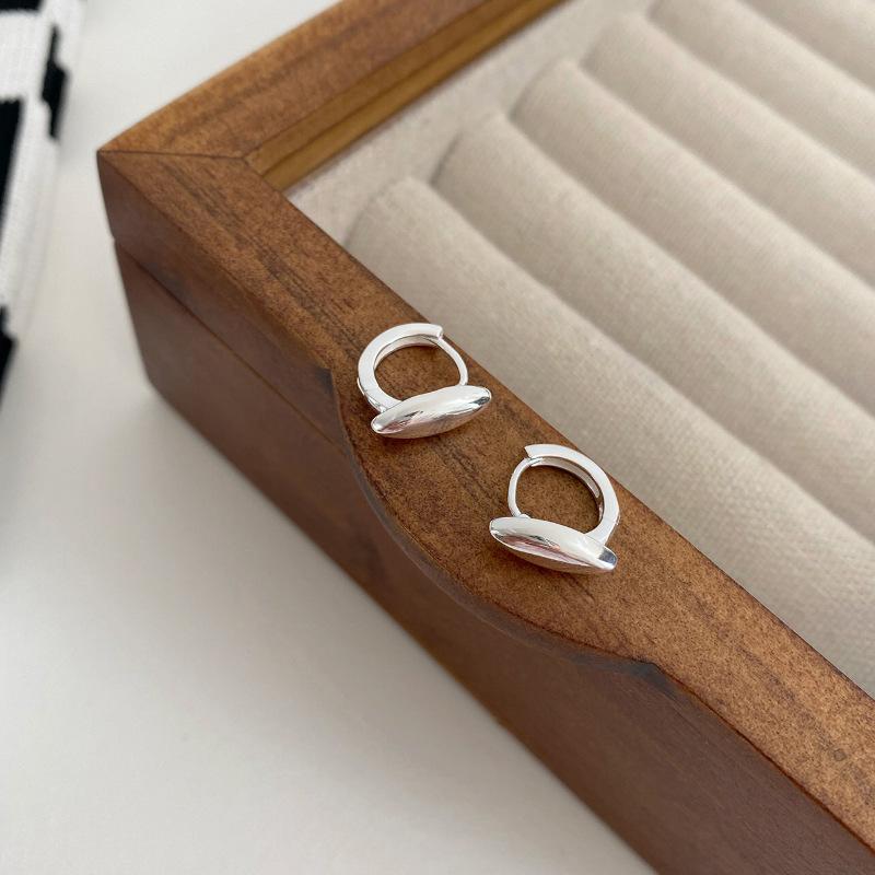 Korean jewelry silver needle plated K gold rice grain shape oval simple small cold wind earrings summer ear buckle
Korean jewelry silver needle plated K gold rice grain shape oval simple small cold wind earrings summer ear buckle