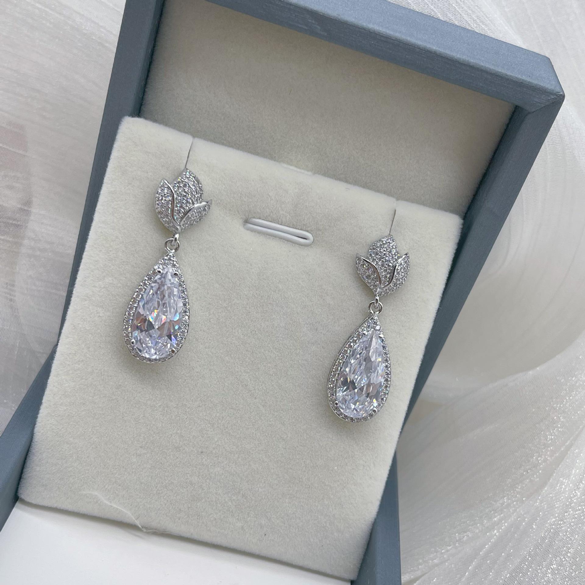 Модные элегантные серьги-пусеты в виде цветка для женщин – Классический ретро-дизайн с цирконом в виде капли воды
Модные элегантные серьги-пусеты в виде цветка для женщин – Классический ретро-дизайн с цирконом в виде капли воды