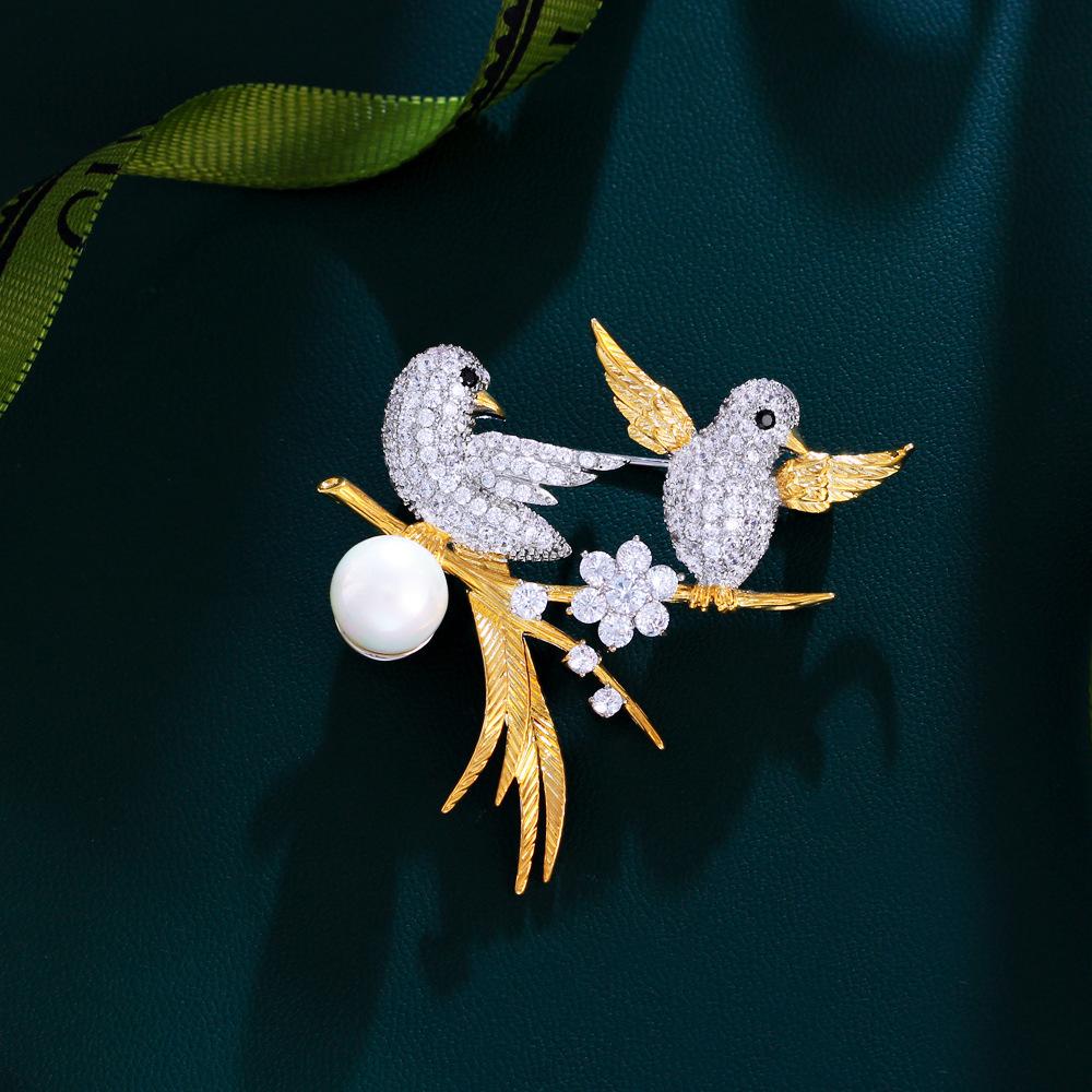 Легкая Роскошь Двойная Сорока Золотой Шелк Птица Золотое Покрытие Стиль Знаменитости Брошь Костюм Платье Декоративная Булавка Брошь
Легкая Роскошь Двойная Сорока Золотой Шелк Птица Золотое Покрытие Стиль Знаменитости Брошь Костюм Платье Декоративная Булавка Брошь
