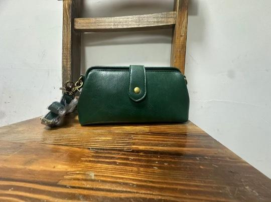 New soft leather women s bag casual versatile shoulder messenger bag fashionable mini multi-functional small clip bag зелений
New soft leather women s bag casual versatile shoulder messenger bag fashionable mini multi-functional small clip bag зелений