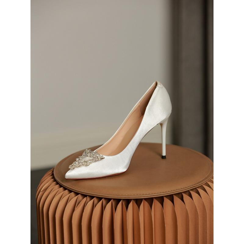 Белые туфли на высоком каблуке со стразами, новые осенне-зимние, с острым носком, с мелким вырезом, на шпильке, вечерние, для невесты, свадебные туфли 40
Белые туфли на высоком каблуке со стразами, новые осенне-зимние, с острым носком, с мелким вырезом, на шпильке, вечерние, для невесты, свадебные туфли 40