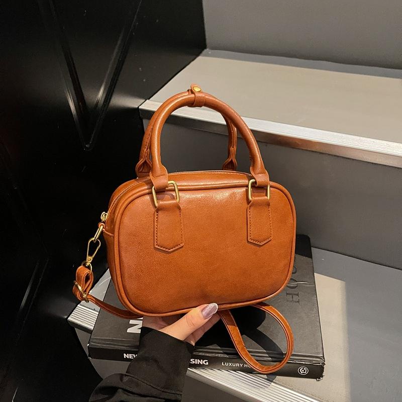 Versatile new Boston bowling bag, high-value simple handbag, personalized and advanced women s shoulder bag світло-коричневого кольору
Versatile new Boston bowling bag, high-value simple handbag, personalized and advanced women s shoulder bag світло-коричневого кольору