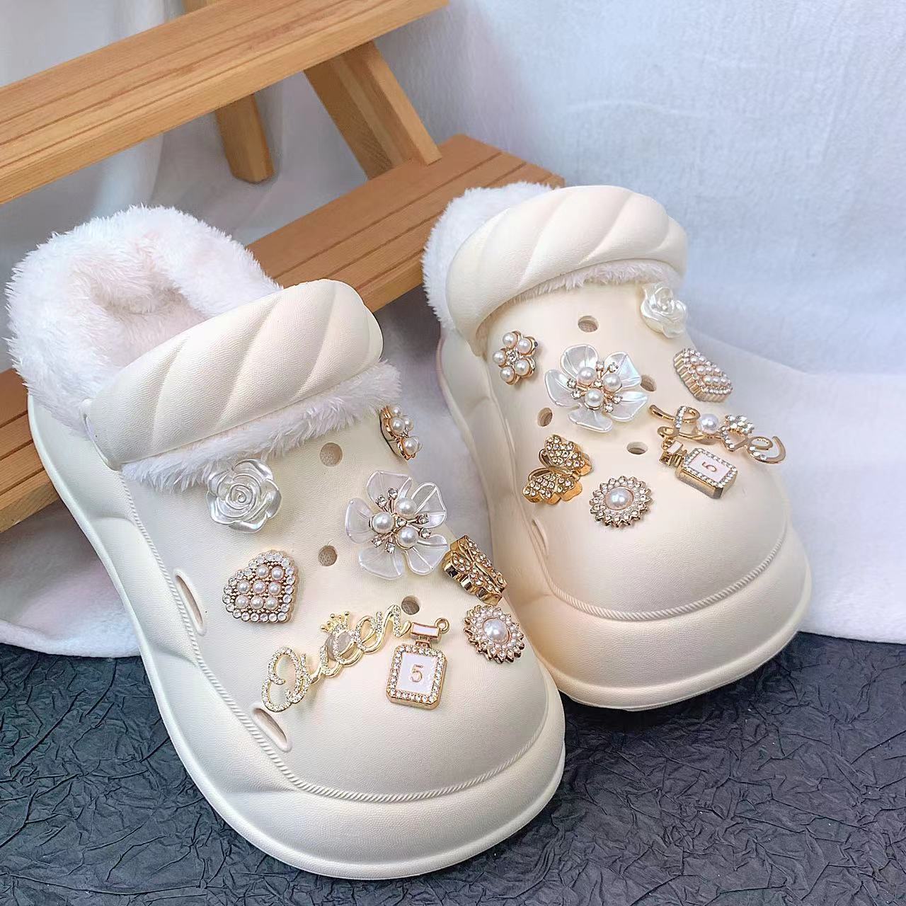 Хлопковые туфли с дырками женские на платформе зимние костюм с пятилистным цветком и надписью модная верхняя одежда туфли с дырками-маффинами 40/41
Хлопковые туфли с дырками женские на платформе зимние костюм с пятилистным цветком и надписью модная верхняя одежда туфли с дырками-маффинами 40/41