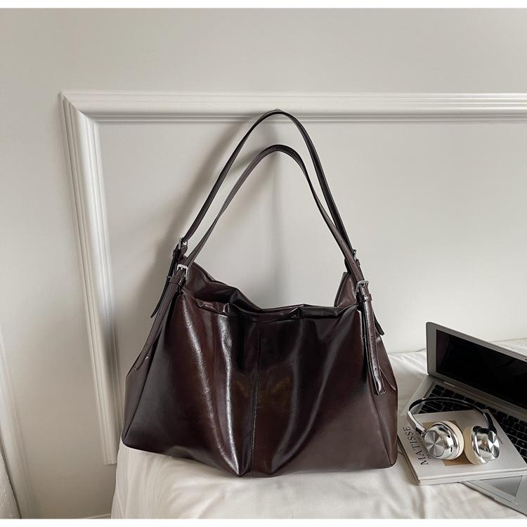 Big bag women s new retro PU lazy wind tote bag light luxury high-end shoulder underarm bag commuter messenger bag темно-коричневого
Big bag women s new retro PU lazy wind tote bag light luxury high-end shoulder underarm bag commuter messenger bag темно-коричневого