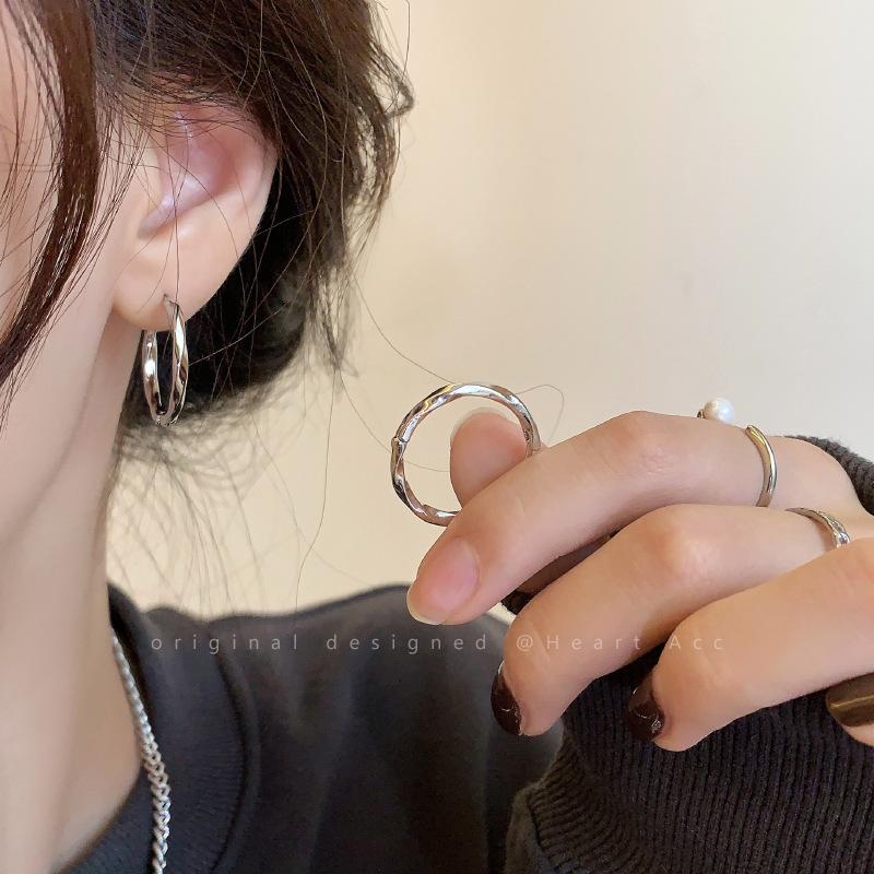 Simple and cold wind circle plain circle ear buckle women s autumn and winter Korean temperament earrings new trendy earrings срібний
Simple and cold wind circle plain circle ear buckle women s autumn and winter Korean temperament earrings new trendy earrings срібний