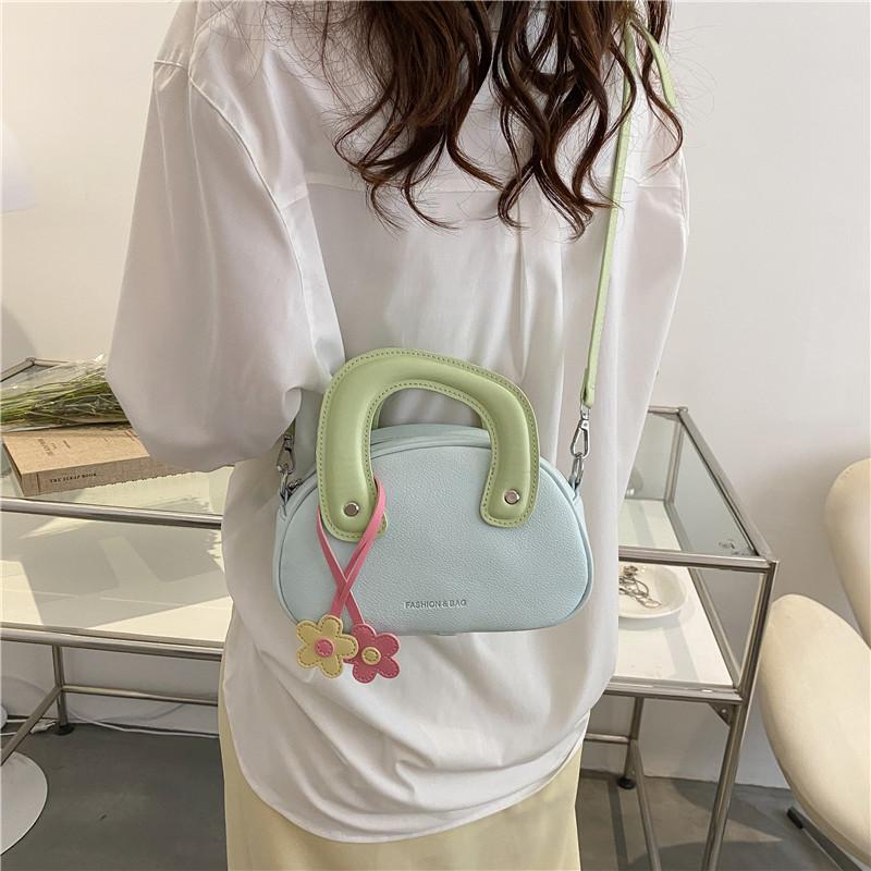 This year s popular niche design bag 2025 new women s bag versatile messenger bag portable shell bag чорний
This year s popular niche design bag 2025 new women s bag versatile messenger bag portable shell bag чорний