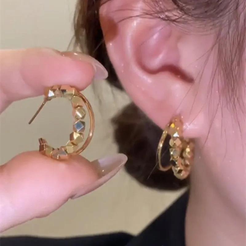 Маленькие серебряные женские серьги-гвоздики с блестящими иглами
Маленькие серебряные женские серьги-гвоздики с блестящими иглами