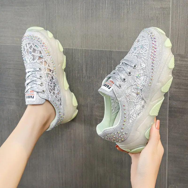 Мода с кристаллами Стразы Спортивные Бриллиантовые На высокой платформе Низкие Женская обувь Кроссовки На шнуровке Женская обувь Спорт Роскошь Предложение 35
Мода с кристаллами Стразы Спортивные Бриллиантовые На высокой платформе Низкие Женская обувь Кроссовки На шнуровке Женская обувь Спорт Роскошь Предложение 35