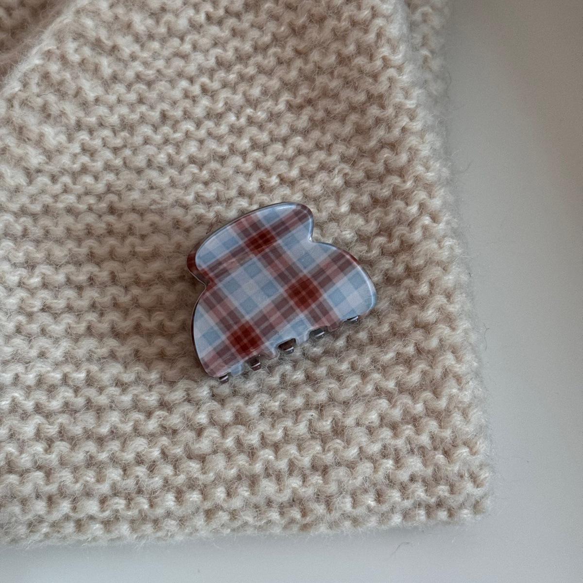 Retro Plaid Color-Block Acetate Hair Clip for Women - Small Claw Clip Hairstyle Accessory
Retro Plaid Color-Block Acetate Hair Clip for Women - Small Claw Clip Hairstyle Accessory
