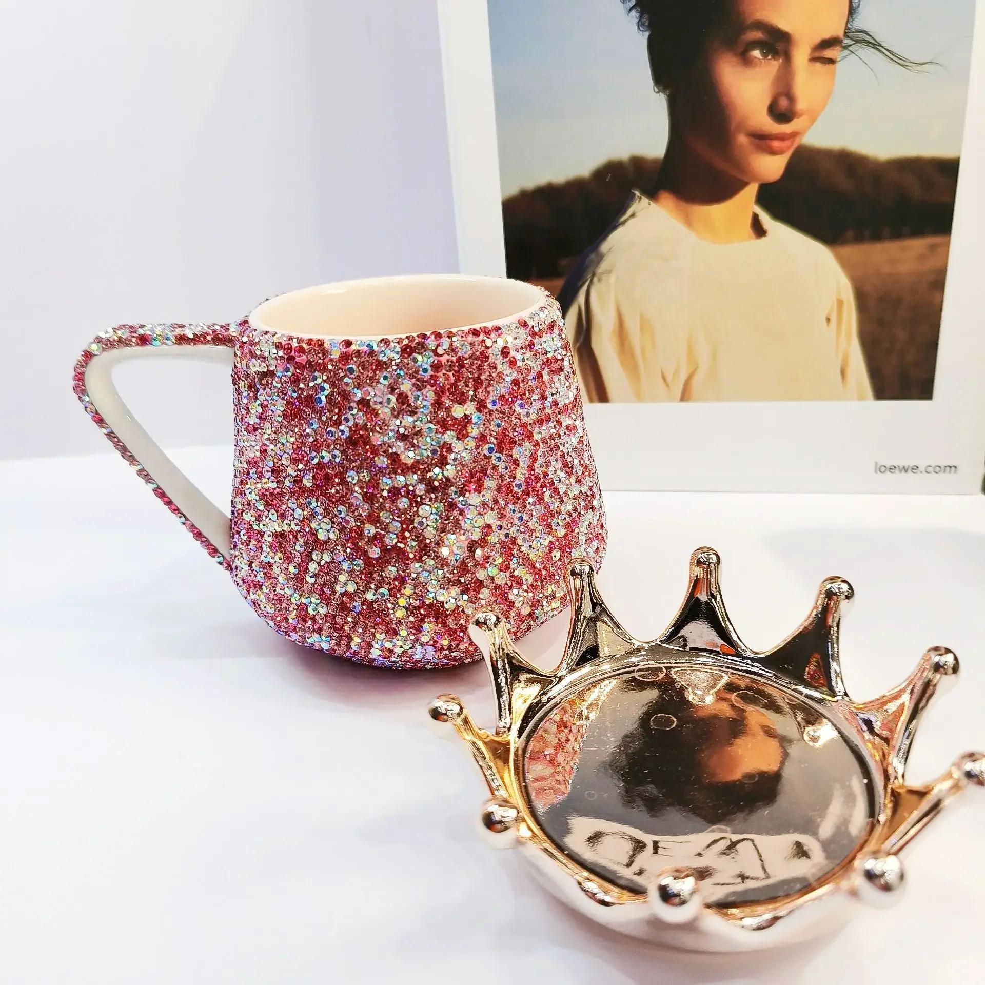 Блискуча Керамічна Чашка зі Стразами та Кришкою-Короною Мила Кавова Чашка Чашка для Молочного Чаю Розкішні Креативні Чашки для Води Блиск Подарунок 320ml рожевий
Блискуча Керамічна Чашка зі Стразами та Кришкою-Короною Мила Кавова Чашка Чашка для Молочного Чаю Розкішні Креативні Чашки для Води Блиск Подарунок 320ml рожевий