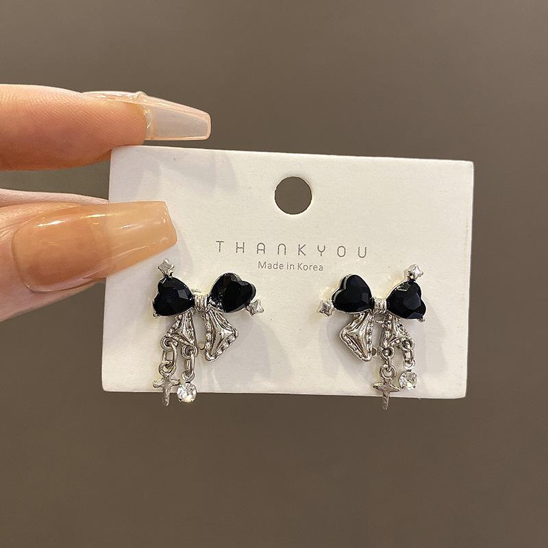 S silver needle bow zircon stud earrings women s niche design sense high-end earrings annual explosion temperament earrings
S silver needle bow zircon stud earrings women s niche design sense high-end earrings annual explosion temperament earrings