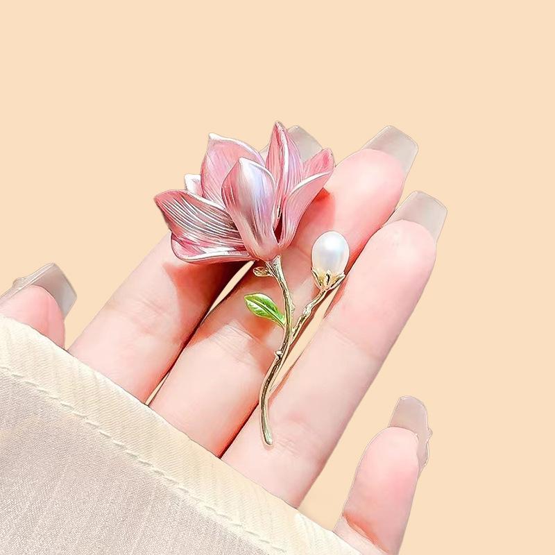 Elegant Retro Magnolia Brooch: Chinese Style Flower Pin for Hanfu Accessories
Elegant Retro Magnolia Brooch: Chinese Style Flower Pin for Hanfu Accessories