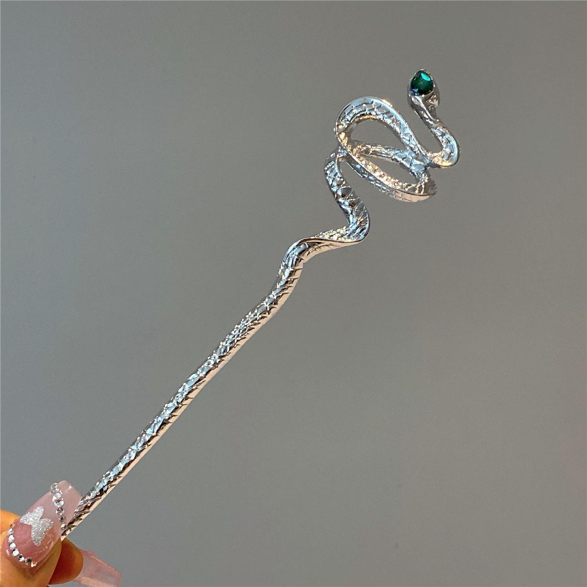 Металлическая заколка для волос в форме змеи - Элегантный летний аксессуар 2023
Металлическая заколка для волос в форме змеи - Элегантный летний аксессуар 2023