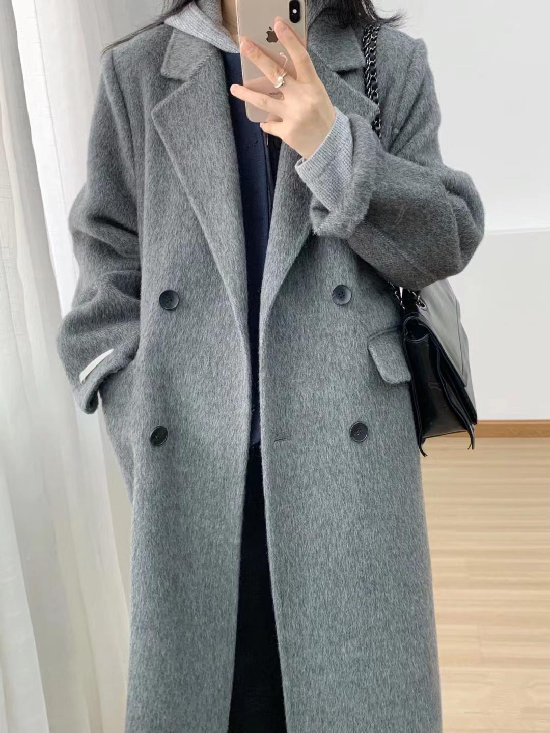 Autumn/Winter 2324 Women s Grey Double-Sided Cashmere Coat, Mid-Length Loose Fit, Regular Shoulder Wool Suit Outerwear. M (106-123 lbs)
Autumn/Winter 2324 Women s Grey Double-Sided Cashmere Coat, Mid-Length Loose Fit, Regular Shoulder Wool Suit Outerwear. M (106-123 lbs)