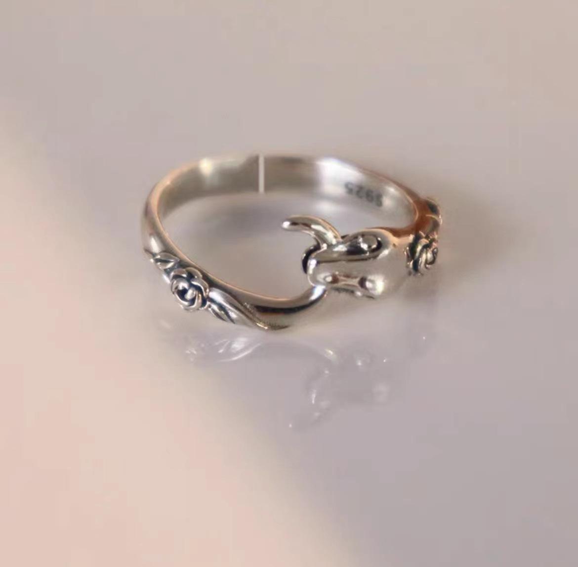 Personalized snake ring, female niche design, personalized adjustable snake bone index finger ring, retro uninlaid ring
Personalized snake ring, female niche design, personalized adjustable snake bone index finger ring, retro uninlaid ring